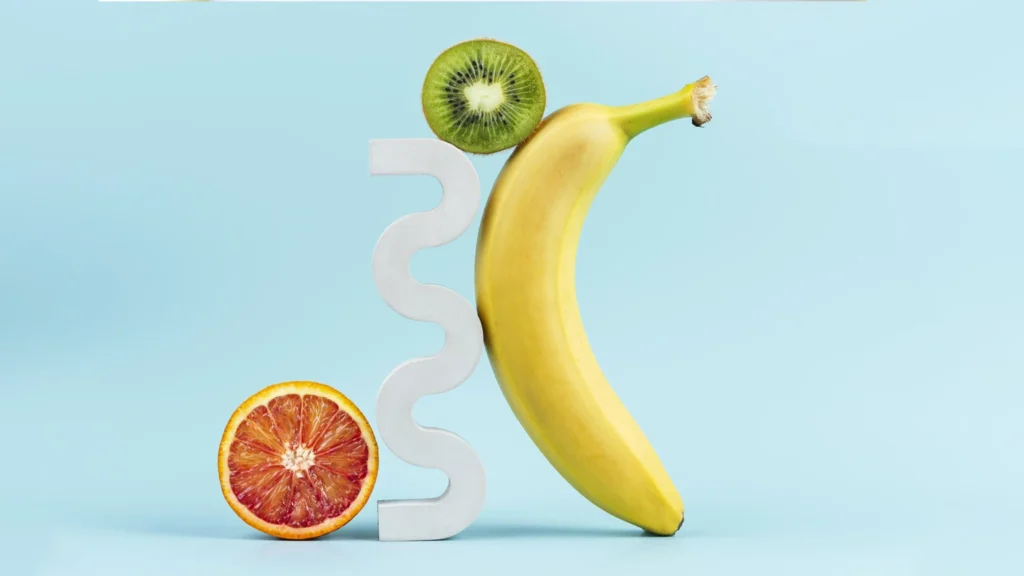 Composizione artistica di frutta fresca come metafora di una dieta sana per il benessere intestinale.